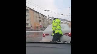Ca la Sibiu - Un polițist din Brașov a șters luneta unei mașini la semafor 2 video