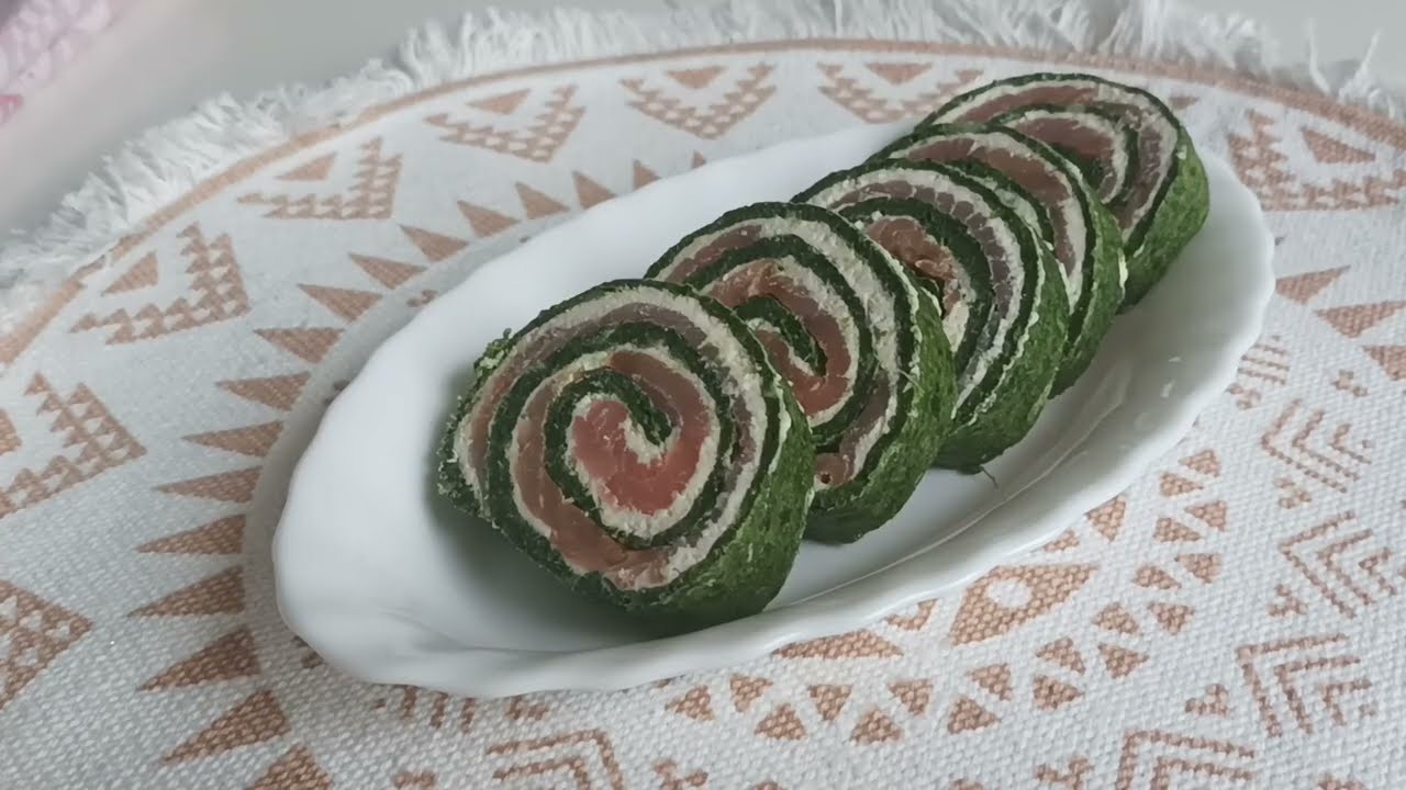 Przepyszna i delikatna w smaku rolada szpinakowa z łososiem wędzonym
