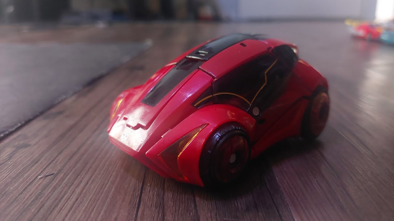 Cliffjumper. Transformers war for cybertron Cliffjumper review in spanish. En español.