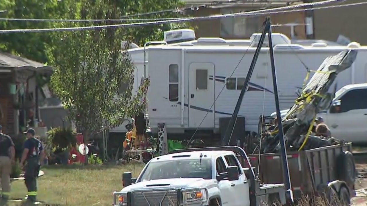 Neighbors come together after Arvada plane crash - YouTube