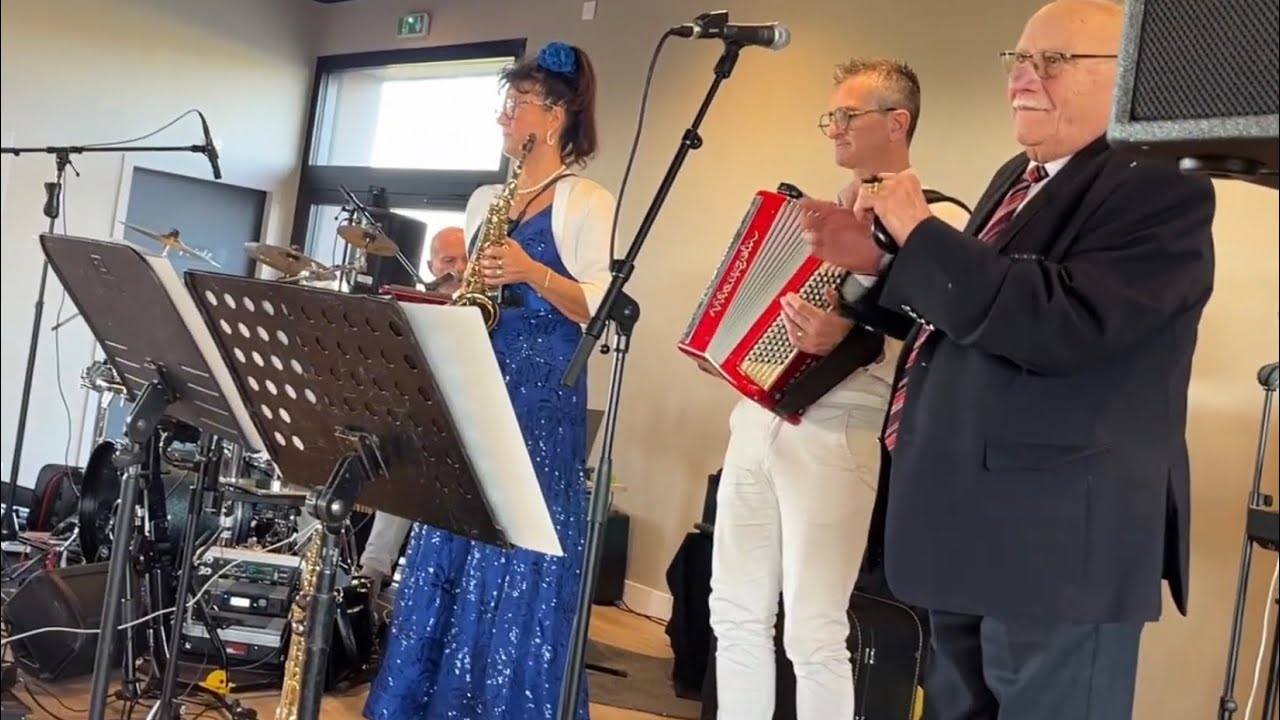 Orchestre Gilou Retro “ Riquita “”Fleur de Paris “