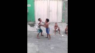 Menor Dançando No Meio Da Rua