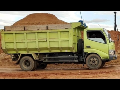 Dump Truk//Aktivitas Dump Truk muat tanah timbunan di pembangunan Rel