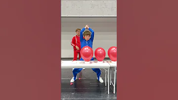 兄弟で風船割り 