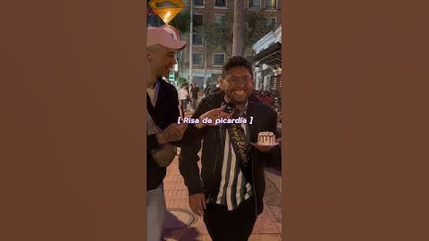 ¿Beso o Shot? 💋 Jugamos con desconocidos en la calle | Entre calles #shorts