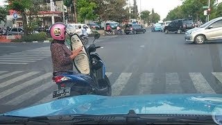 Viral, Ibu Ini Berhenti dan Mengecek Ponselnya di Jalan, Pengendara Lain Tak Berani Menegur