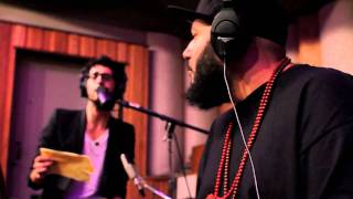 Video-Miniaturansicht von „Chromeo - Don't Walk Away (Yours Truly Session)“