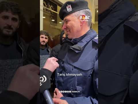 أسير فلسطيني يطمئن أحد عناصر الأمن عن أخيه مقدام جبر المحكوم بالمؤبد وعشر سنوات 