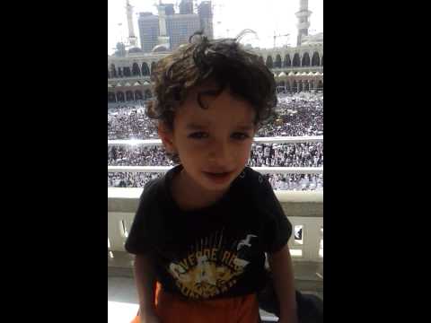 اياد توفيق الحميدي يدعو الله لوالديه في بيت الله