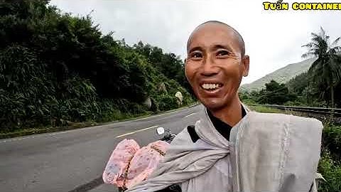 Thầy Thích Minh Tuệ bộ hành khất thực ở Đèo Cả - Phú Yên năm 2022