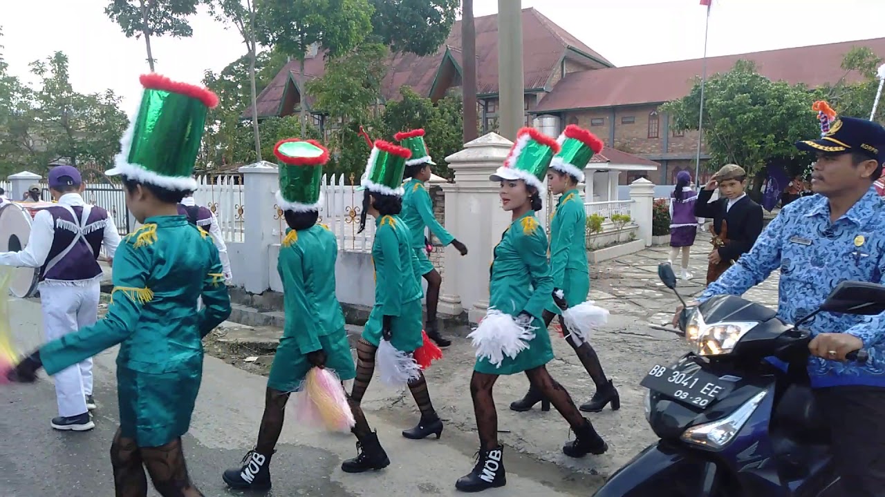 Pemberangkatan drumband SMPN2 balige ke lapangan sisi Mangaraja