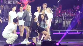 Omg Jennie Hurt Herself While Trying To Seat On Lisas Lap