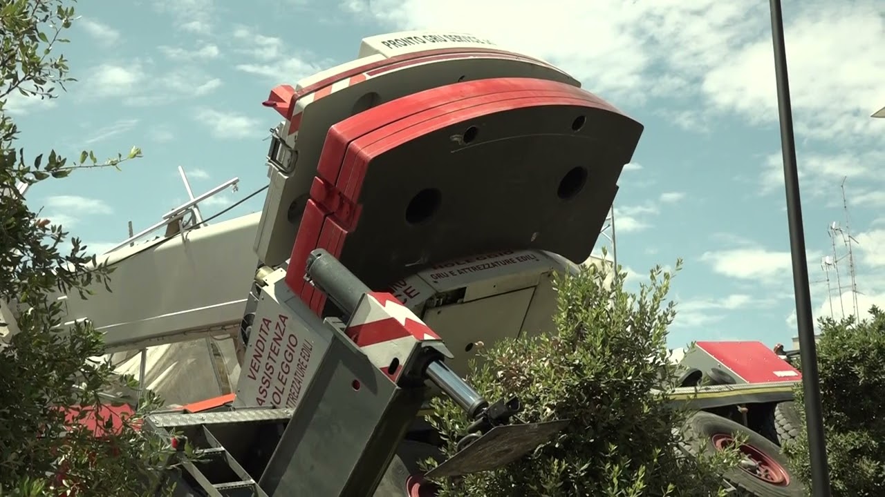 Incidente sul lavoro a Palo del Colle: crolla una gru, ferito un operaio