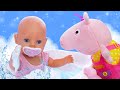 Peppa Pig aprende a dar banho no bebê e a lavar roupa! Histórias para crianças com brinquedos