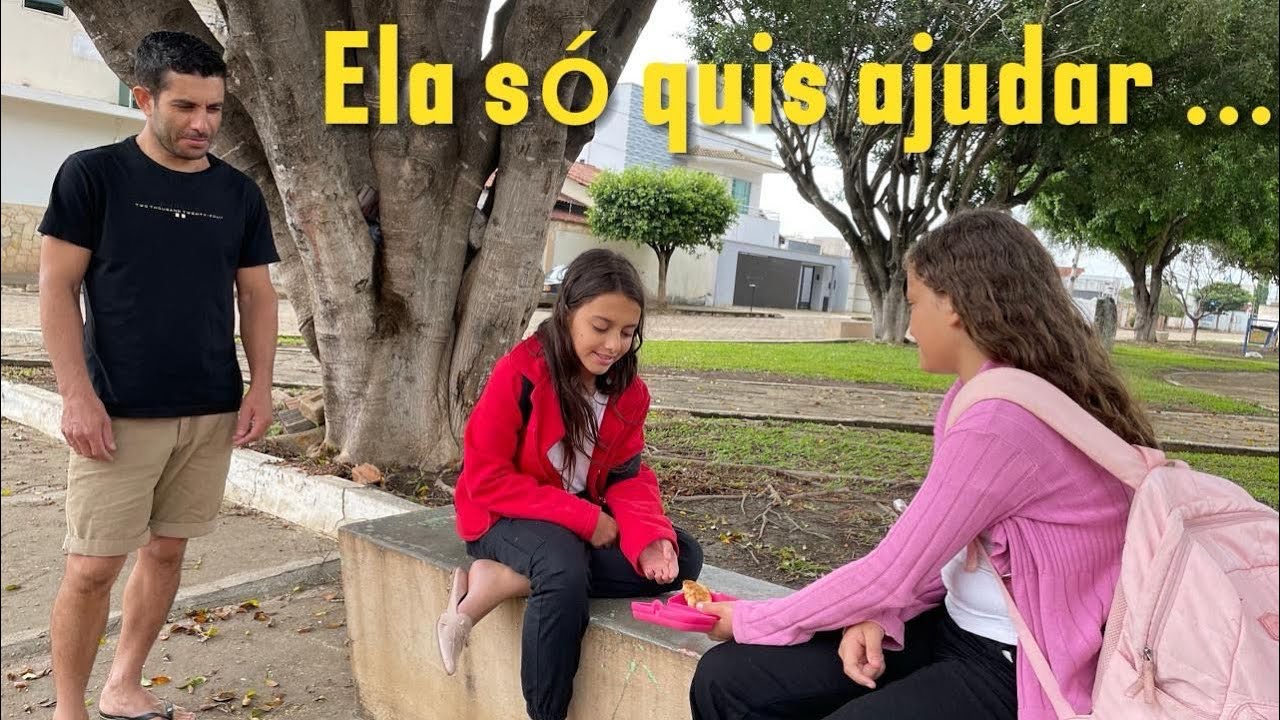 Menina humilde tenta ajudar colega na saída da escola… mas ninguém esperava isso 😱😨