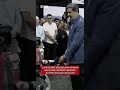Maduro balla con un robot umanoide