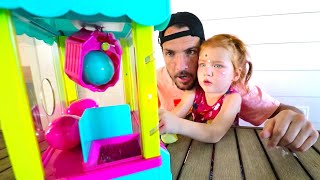 TOY CLAW MACHINE!! Adley and Dad Master our NEW Family Game!  (mini pets inside) screenshot 5