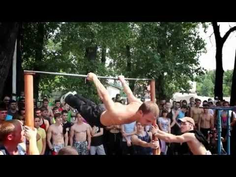 Красота. Соревнования на перекладине среди молодёжи.