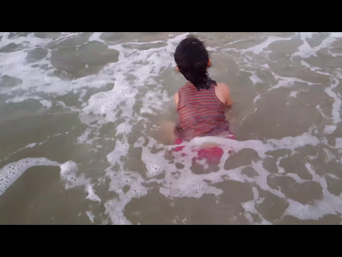 فيديو: السباحة في البحر للأطفال الصغار