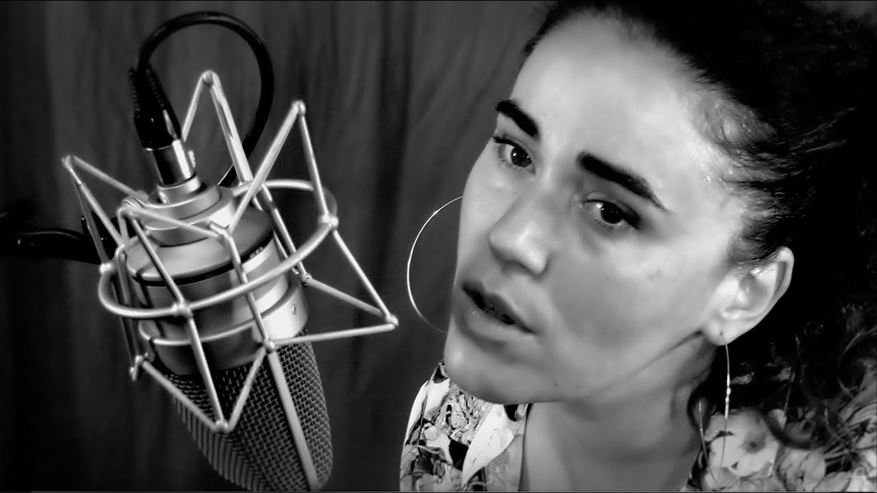 在 YouTube 上觀看「Sarah Ferri - Your Gaze (Strings Session)」