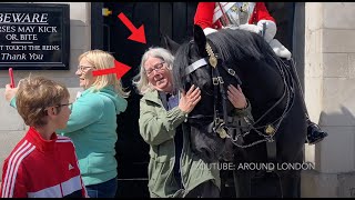 DON'T HOLD THE KING'S HORSE'S HEAD!! Get the HINTS TOURISTS!!