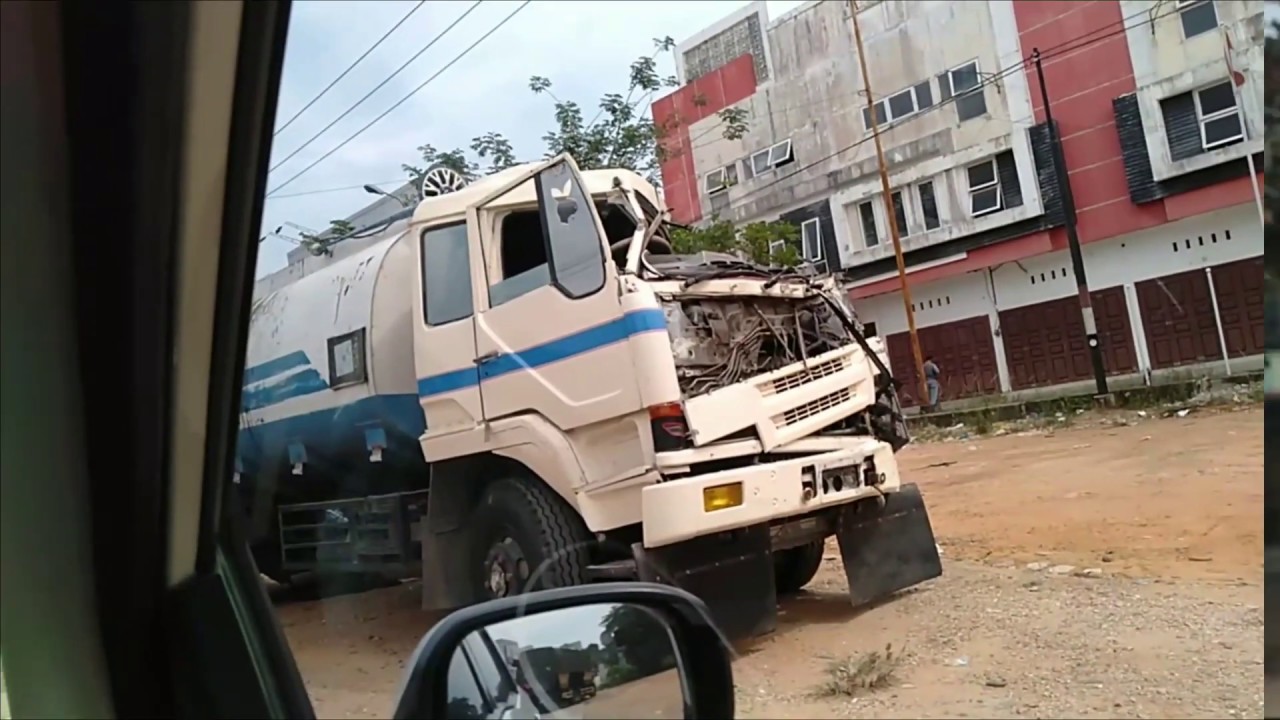 Kecelakaan truk  tangki vs truk ekspedisi  YouTube