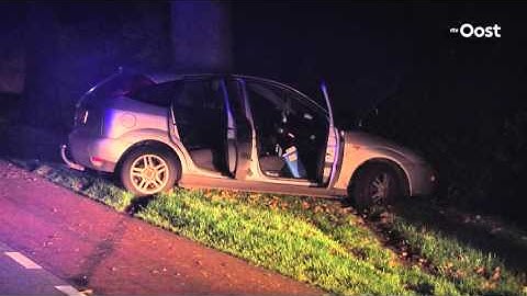 Automobilist gewond na botsing met boom in Balkbrug