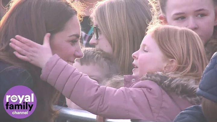 Young girl strokes the Duchess of Cambridge's hair during Dundee walkabout - DayDayNews