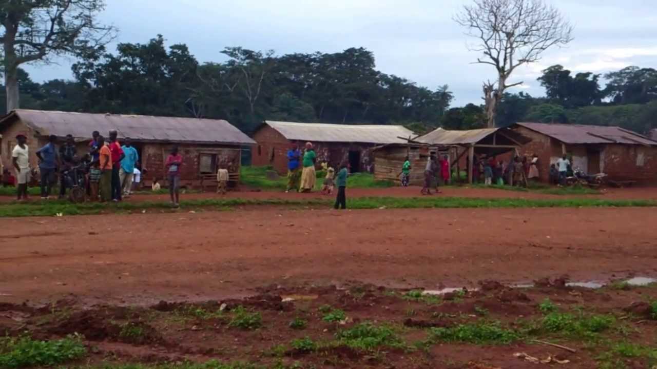 sortir des masques a Nditam et ma présatation au chef du village 5