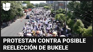 Miles de salvadoreños protestan contra el intento de Bukele de buscar un segundo mandato