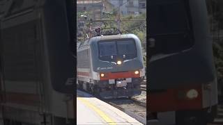 Download Lagu [Treni] E464.296 SUN + Treno Intercity Notte 1961 Trenitalia in arrivo alla Stazione di Cefalù MP3