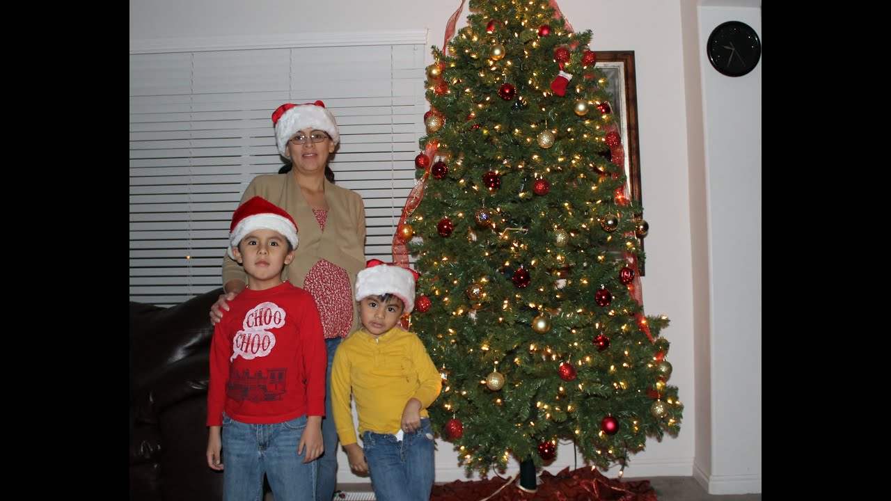 Resultado de imagen para abuela y nietos armando arbol de navidad