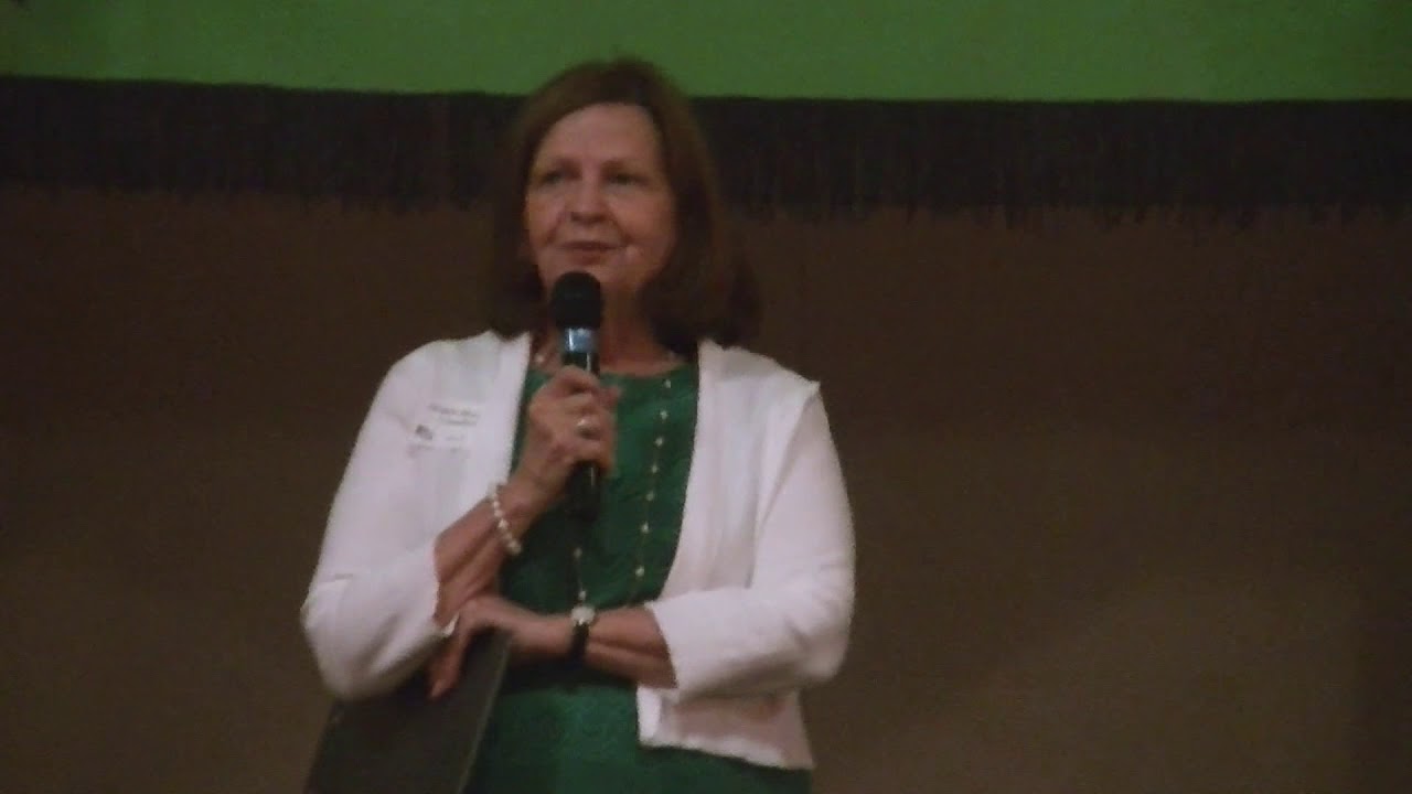 Sheila Murphy Crawford thanks Gerry Quinn and Dan and Debbie Hanson