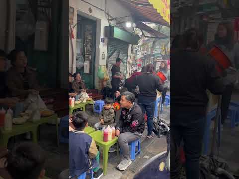 Line ups for best Vietnamese street food food foodie market hustle