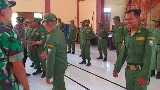LUCU BIKIN NGAKAK - TNI POLISI DAN HANSIP SAAT LATIHAN BARIS DI BALAI DESA DUREN