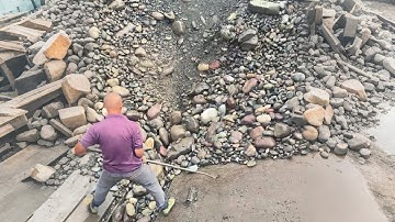 Barge unloading 2000 tons of large cobblestone and ore - Barge work vlog