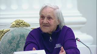 «Покорившая интернет и Кремль»: 93-летняя бабушка-блогер Женя встретилась с Путиным