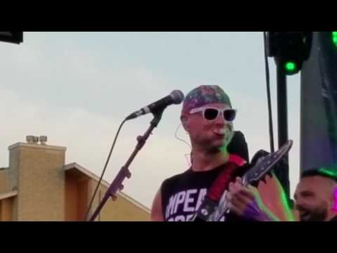 killswitch-engage-my-curse-while-eating-pizza-live