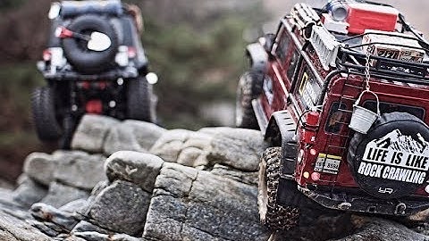 Traxxas TRX4 vs Axial SCX10 II Jeep Wrangler Rock Crawling #