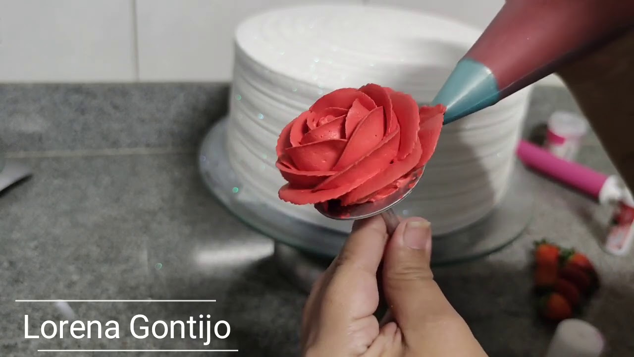 Confeiteira aposta em bolos com flores comestíveis e harmonização