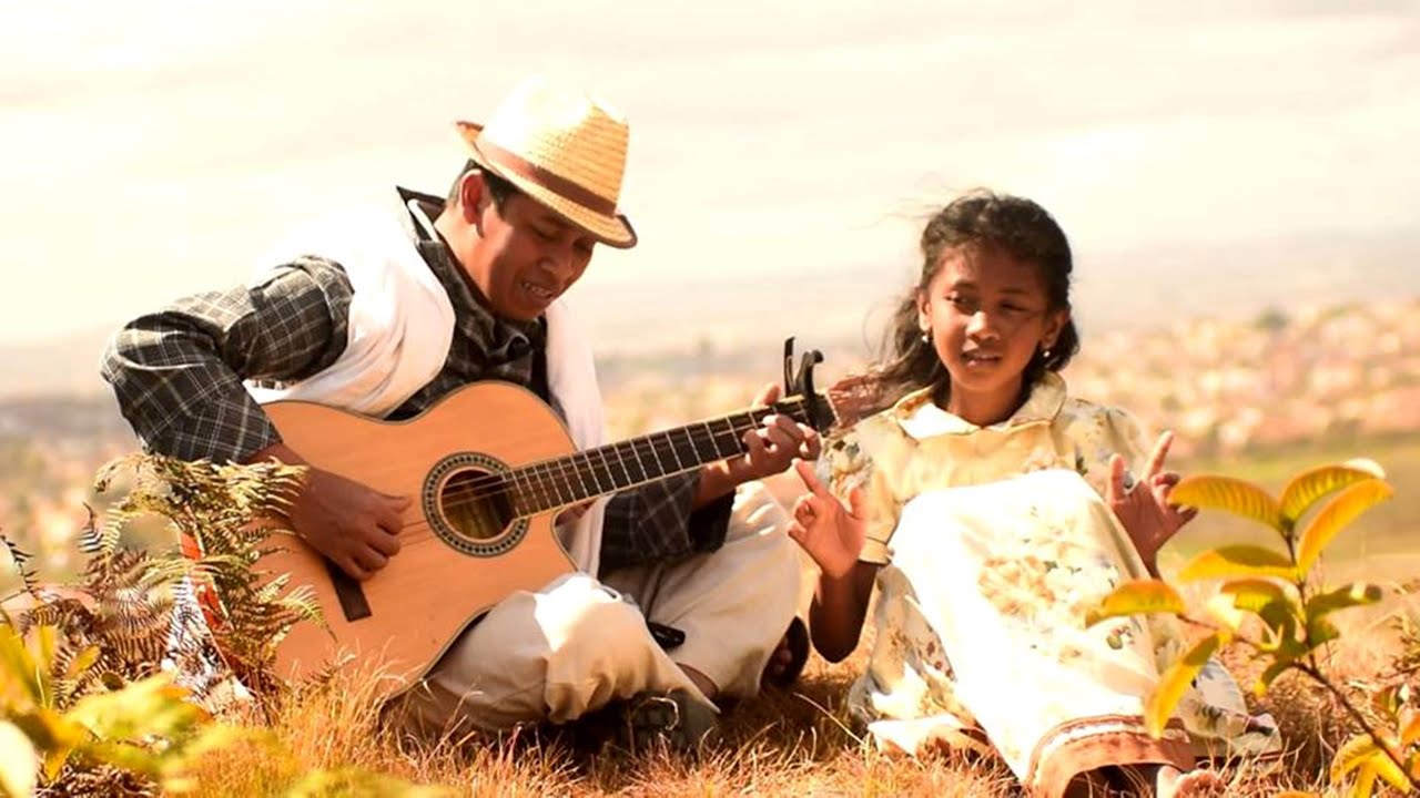 Ry Madagasikarako - FANGIA KALO GASY  (Clip officiel)