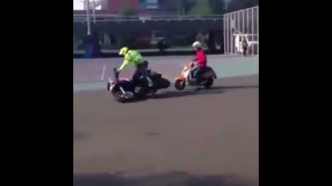 Politie agent valt op zn bek achtervolging