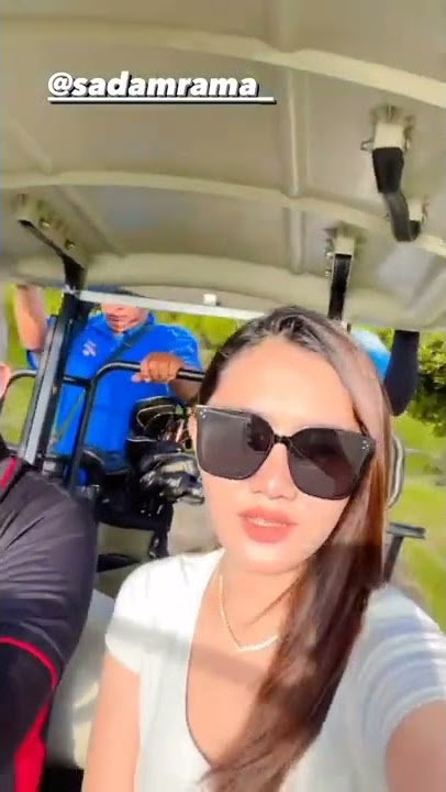Novi Sasmita keliling Lapangan Golf bareng temennya
