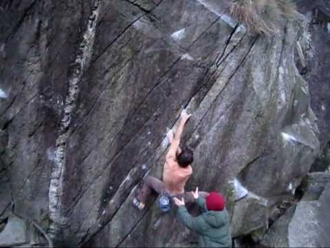 Läckerlin Crack, 7b+ (flash), Chironico, Switzerland