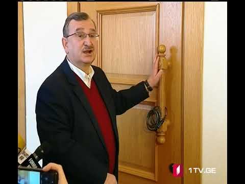 რომან გოცირიძემ პარლამენტის პლენარული სხდომის დარბაზს ბოქლომი დაადო