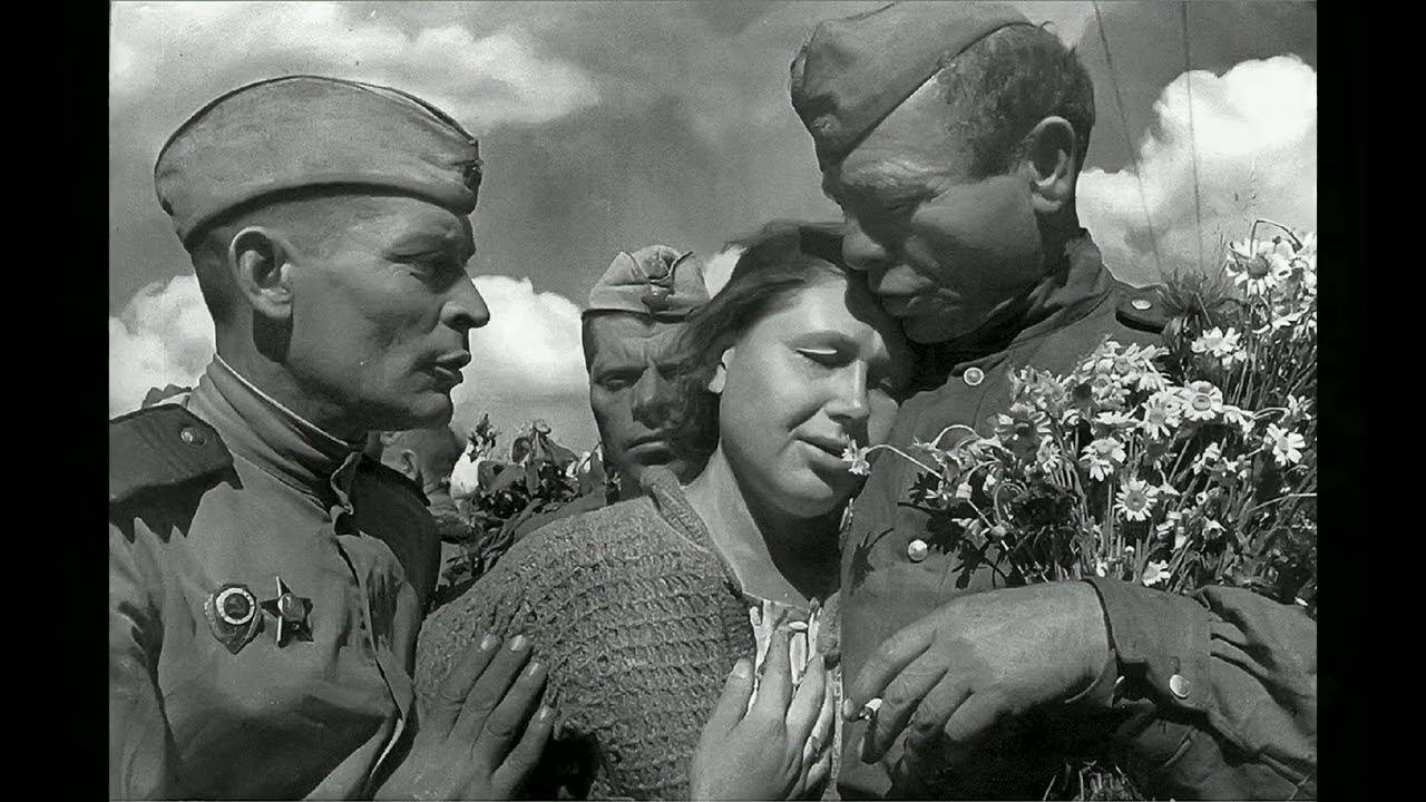 Мужчина вернулся с войны. Встреча солдата с войны. 9 Мая 1945. С днем Победы.