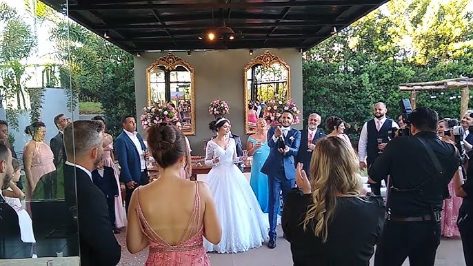 Vídeo: noiva joga buquê e noivo joga 'caneta azul' durante casamento em  Teresina - 180graus - O Maior Portal do Piauí