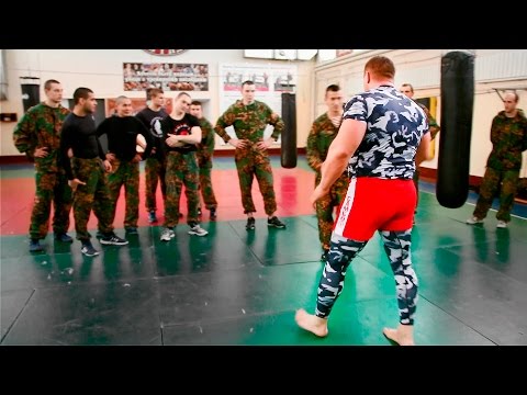 Бой уличный боец против 9 бойцов спецназа  Street fighter vs 9 soldiers special forces