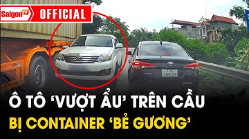 Ô tô con VƯỢT ẨU TRÊN CẦU, bị CONTAINER “BẺ GƯƠNG” vì tình huống ‘kẹp giữa’ | Tin tức SaigonTV