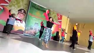 Latihan tari umbul di panggung budaya pacuan kuda sumedang